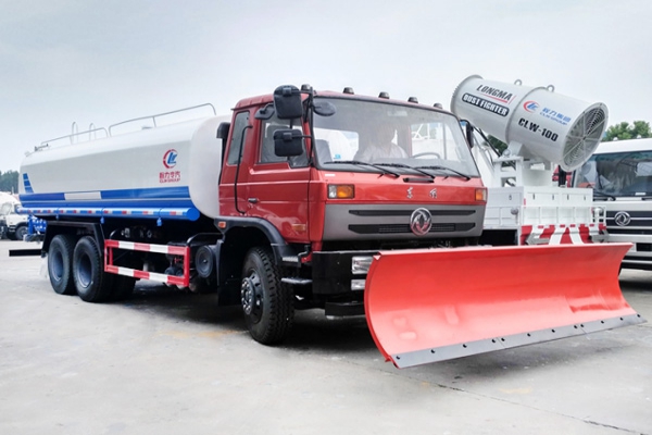 后双桥洒水推雪车 绿化喷洒车加装除雪铲