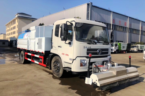 东风天锦路面清洗车