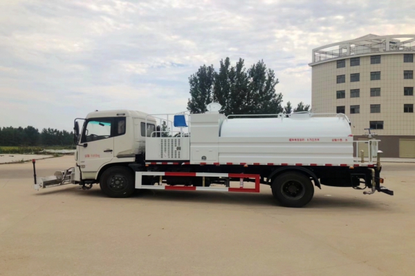 东风天锦路面清洗车