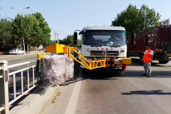 选装护栏清洗装置