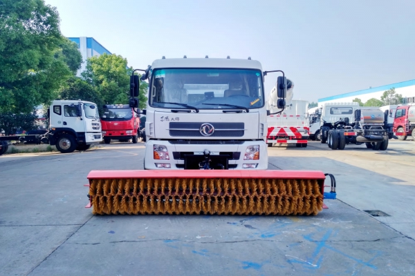 选装除雪滚扫装置