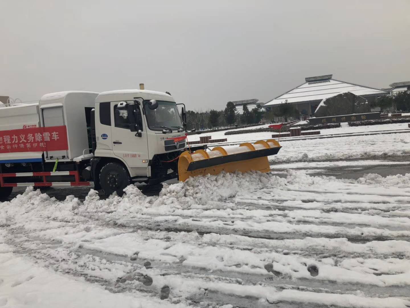 东风天锦除雪车除雪推雪现场反馈