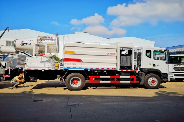 东风多利卡D9抑尘车(方形厢体、50-100米雾炮)