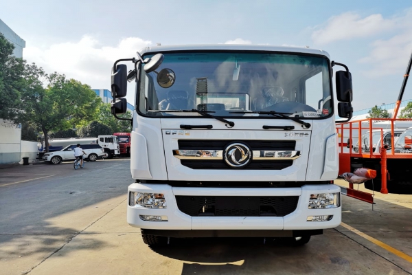 东风多利卡D9抑尘车(方形厢体、50-100米雾炮)