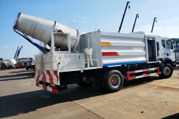 东风多利卡D9抑尘车(方形厢体、50-100米雾炮)