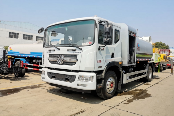 东风多利卡D9雾炮车(圆弧罐体、50-100米喷雾机)