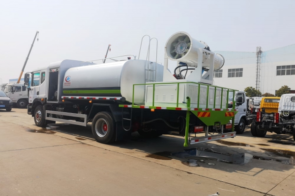 东风多利卡D9雾炮车(圆弧罐体、50-100米喷雾机)