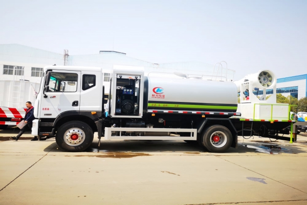 东风多利卡D9雾炮车(圆弧罐体、50-100米喷雾机)