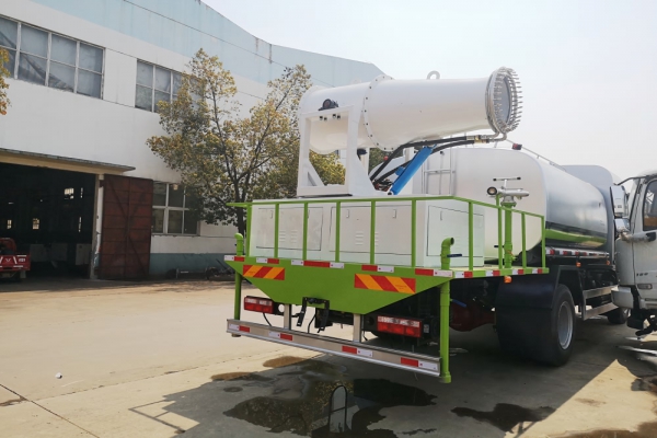 东风多利卡D9雾炮车(圆弧罐体、50-100米喷雾机)