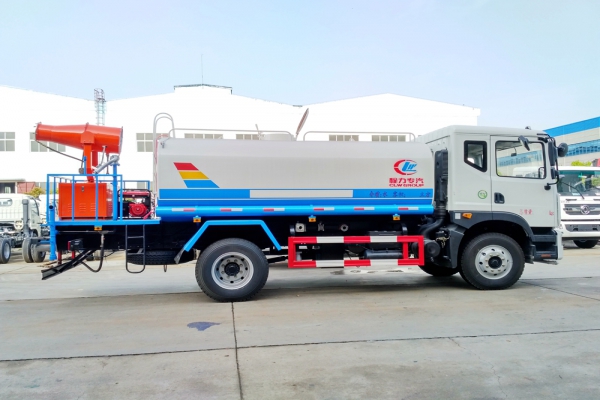 东风多利卡D9绿化喷洒车(14立方、30-35米喷雾机)