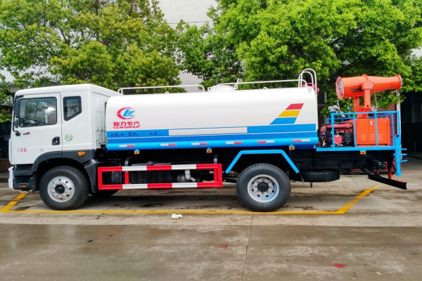 东风多利卡D9绿化喷洒车(14立方、30-35米喷雾机)