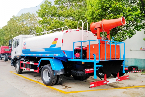 东风多利卡D9绿化喷洒车(14立方、30-35米喷雾机)