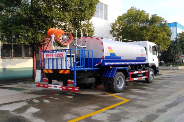 东风D9多利卡绿化喷洒车(12立方、30-35米雾炮机)