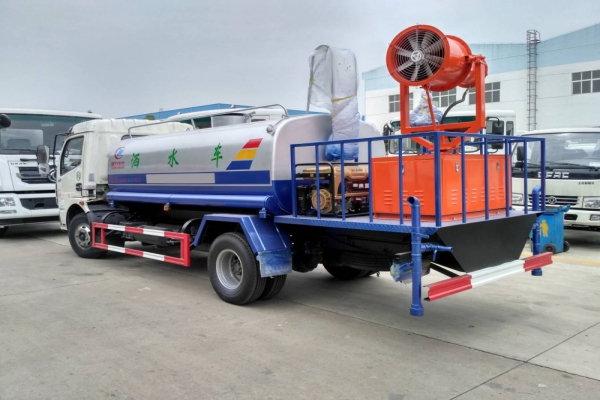 东风大多利卡雾炮车(8吨、30-40米喷雾机)