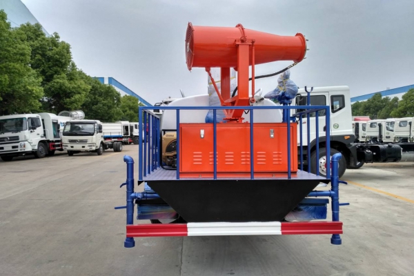 东风大多利卡雾炮车(8吨、30-40米喷雾机)