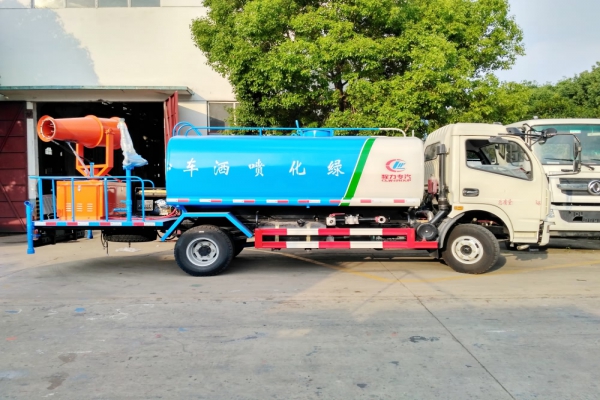 东风大多利卡绿化喷洒车(7吨、30-35米雾炮机)