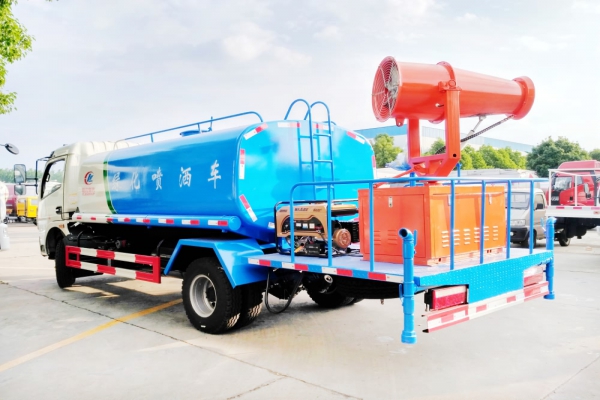 东风大多利卡绿化喷洒车(7吨、30-35米雾炮机)