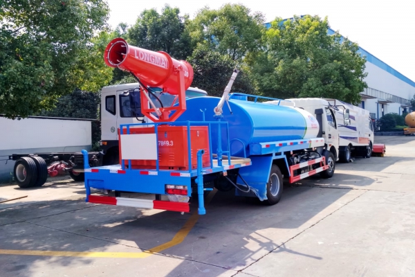 东风大多利卡绿化喷洒车(7吨、30-35米雾炮机)