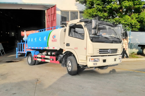 东风大多利卡绿化喷洒车(7吨、30-35米雾炮机)