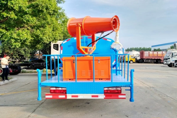 东风大多利卡绿化喷洒车(7吨、30-35米雾炮机)