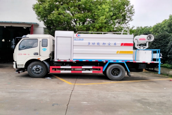 东风大多利卡抑尘车(方形9吨、30-60米雾炮)