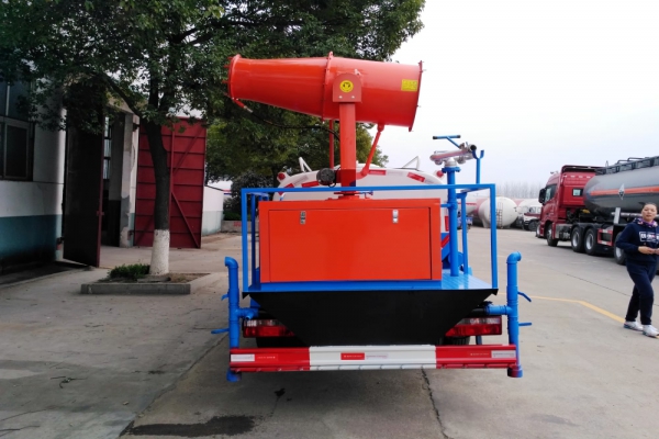 东风小多利卡绿化喷洒车(4.5立方、30米雾炮机)