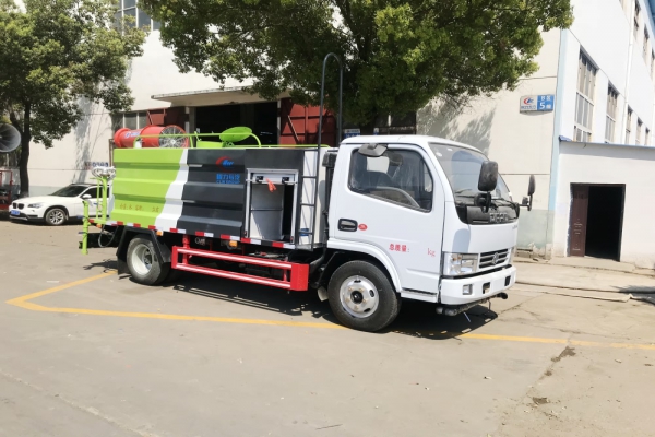 东风小多利卡抑尘车(方形厢体4.5立方、30米雾炮机)