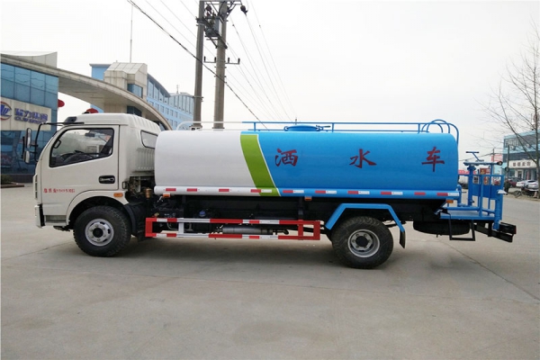 东风多利卡绿化喷洒车