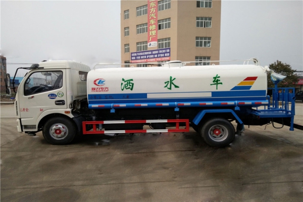 东风大多利卡D7洒水车(8方)