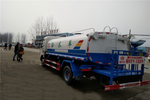 东风大多利卡D7洒水车(8方)