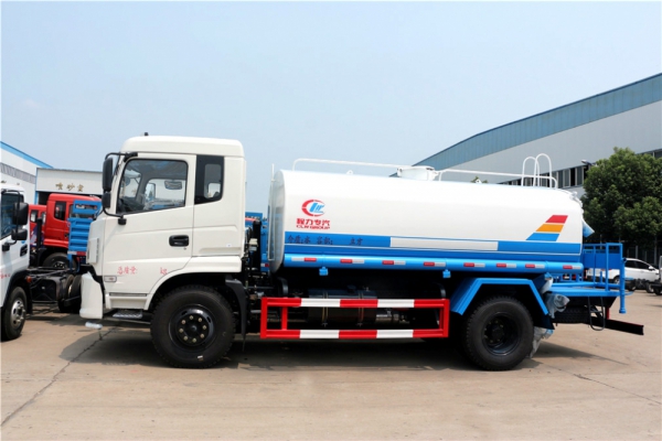 东风专底洒水车