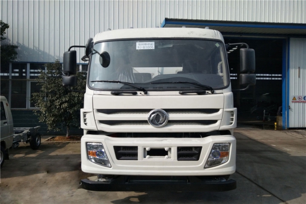 东风专底洒水车