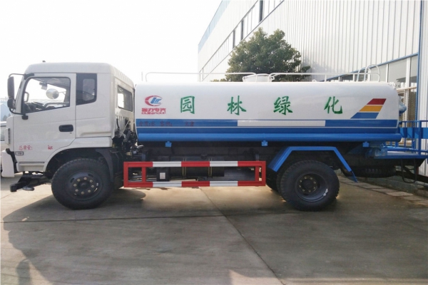东风专底洒水车