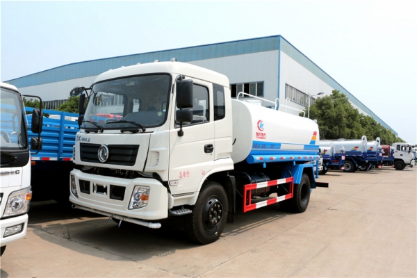 东风专底洒水车(12方)