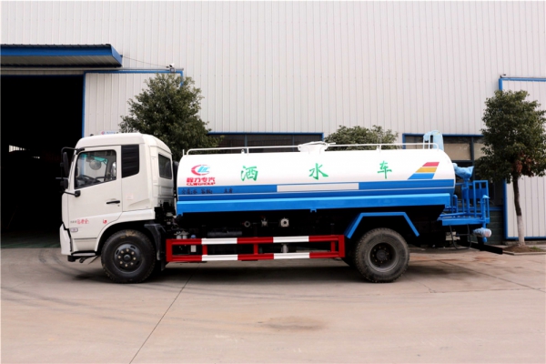 东风天锦洒水车