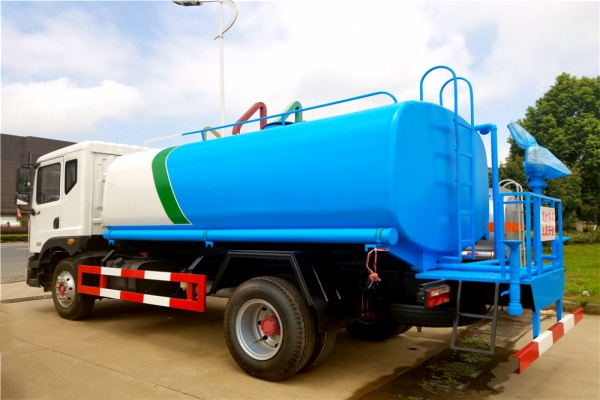 东风多利卡D9洒水车