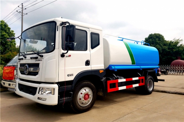 东风多利卡D9洒水车