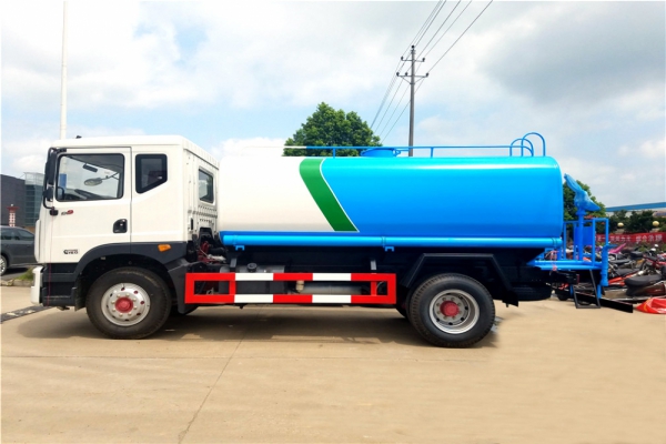 东风多利卡D9洒水车