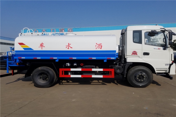 东风御虎绿化喷洒车