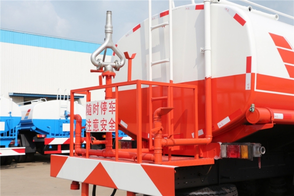 东风后八轮老款绿化喷洒车