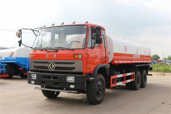 东风后八轮老款绿化喷洒车