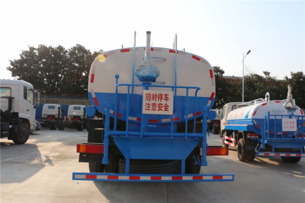 东风天龙绿化喷洒车