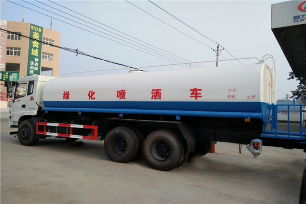 东风御龙洒水车