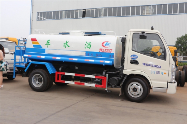 凯马小型洒水车(5方)