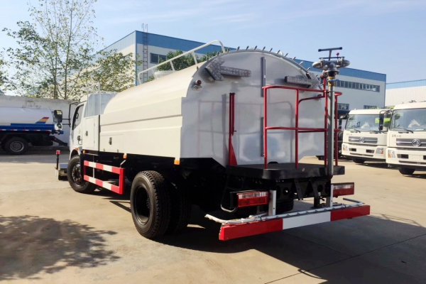 东风多利卡道路高压清洗车后侧尾部图片