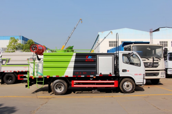 东风小多利卡抑尘车(方形厢体4.5立方、30米雾炮机)