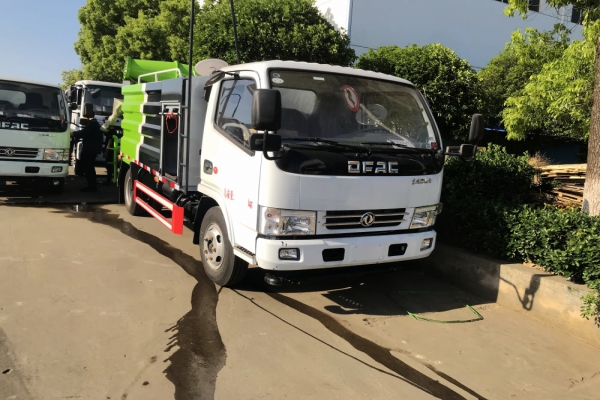 东风小多利卡抑尘车(方形厢体4.5立方、30米雾炮机)