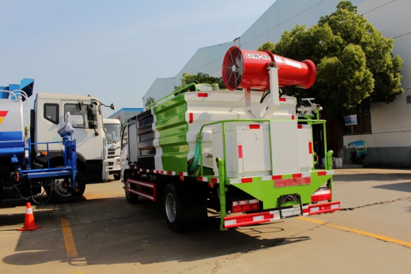 东风小多利卡抑尘车(方形厢体4.5立方、30米雾炮机)