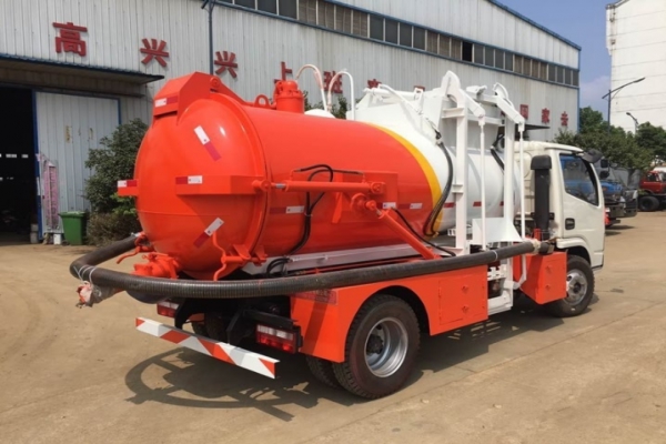 东风小多利卡泔水车