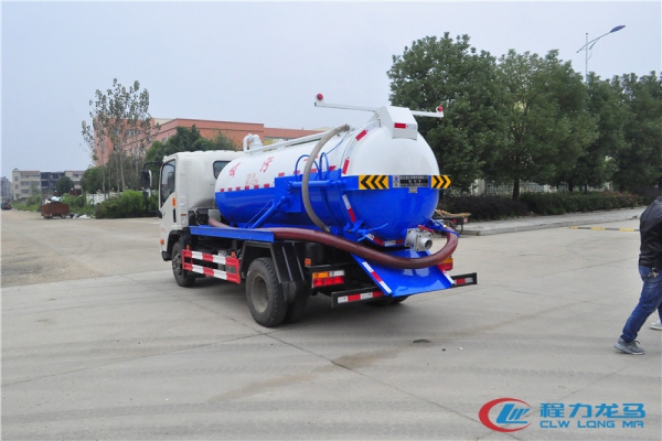大运吸污车